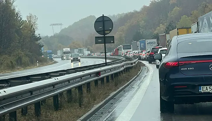 Движението в посока Бургас е напълно спряно заради тежкия инцидент