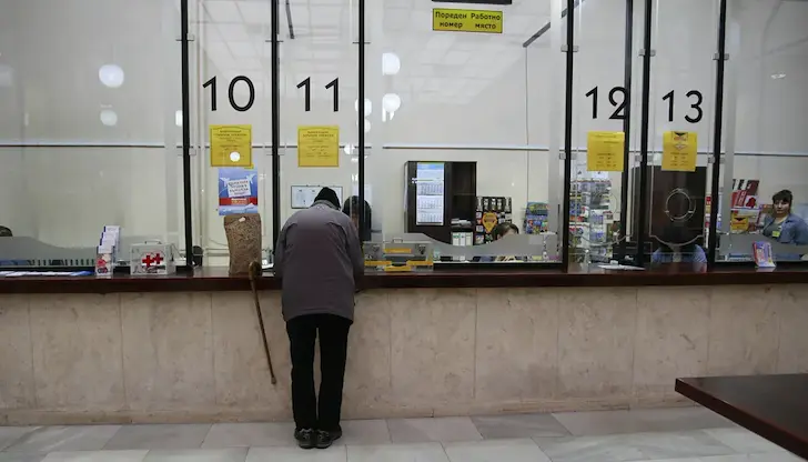 Хората над 68 години запазват правото да получават парите в домовете си Хората над 68 години запазват правото да получават парите в домовете си