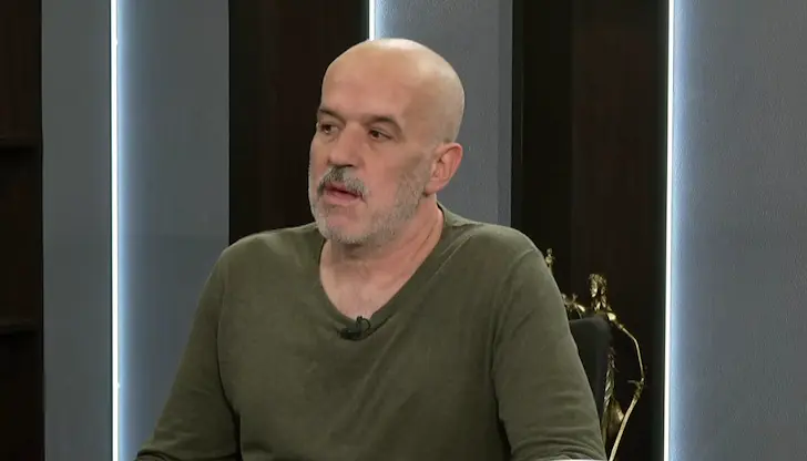 Поетът критикува политическото лицемерие и празния език