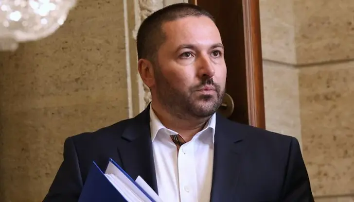 Граждани излизат на протест пред Съдебната палата заради освобождаването на Кристиян Николов Граждани излизат на протест пред Съдебната палата заради освобождаването на Кристиян Николов
