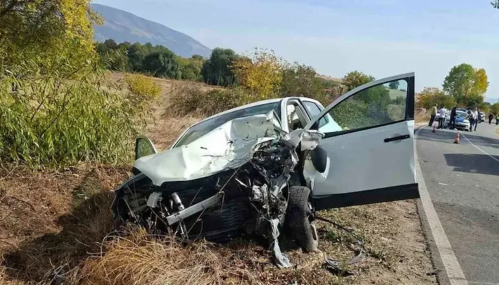 Жена загина при челен сблъсък между бус и кола