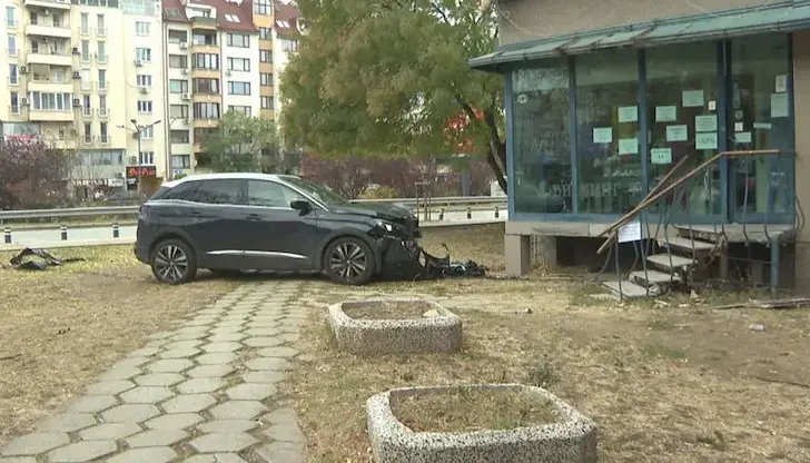 Автомобилът с кюстендилска регистрация стои изоставен след нощния пътен инцидент Автомобилът с кюстендилска регистрация стои изоставен след нощния пътен инцидент
