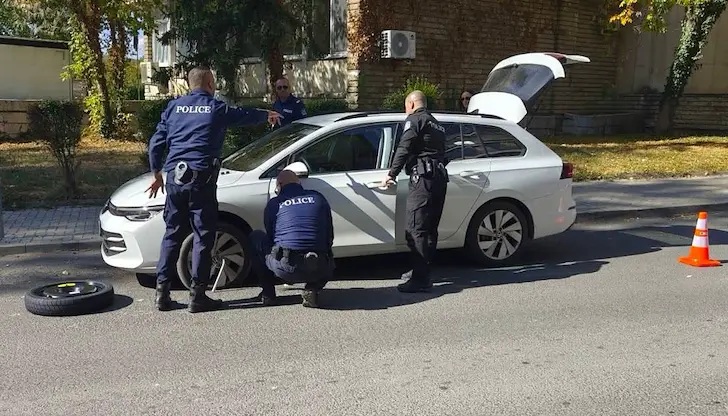 Служителите на реда освободиха блокирано кръстовище за десет минути Служителите на реда освободиха блокирано кръстовище за десет минути