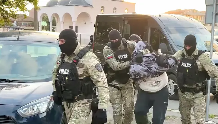 Униформени проверяват адреси и търговски обекти преди изборите на 25 октомври