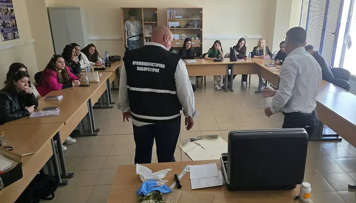 Студенти от Русенския университет се обучават по криминалистика