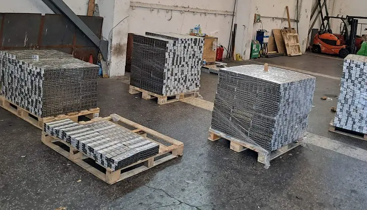 Откриха 63 000 къса цигари в два ТИР-а на „Капитан Андреево“ Откриха 63 000 къса цигари в два ТИР-а на „Капитан Андреево“
