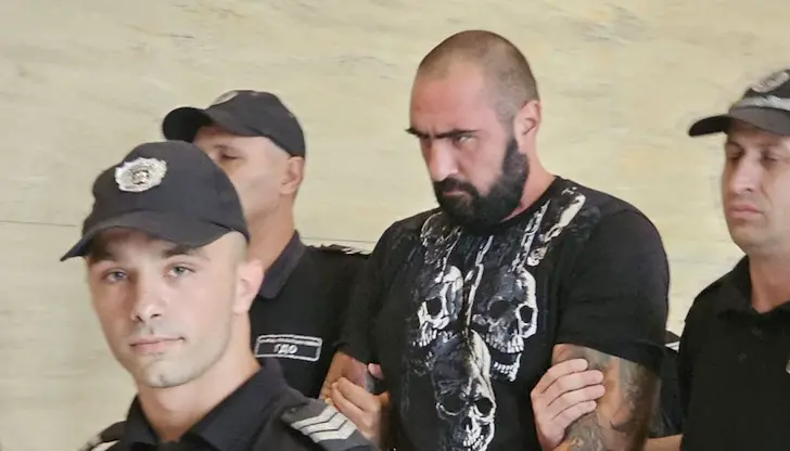 Подсъдимият получи наказания за три убийства, изнудване и оръжие Подсъдимият получи наказания за три убийства, изнудване и оръжие