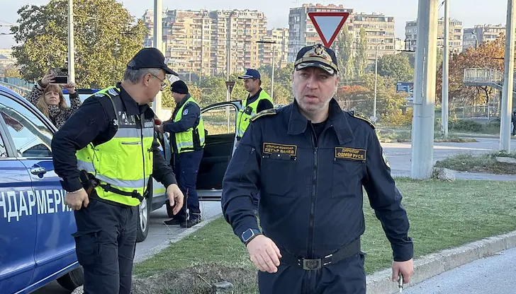 Екипи на жандармерията проверяват автомобили срещу купуването на гласове