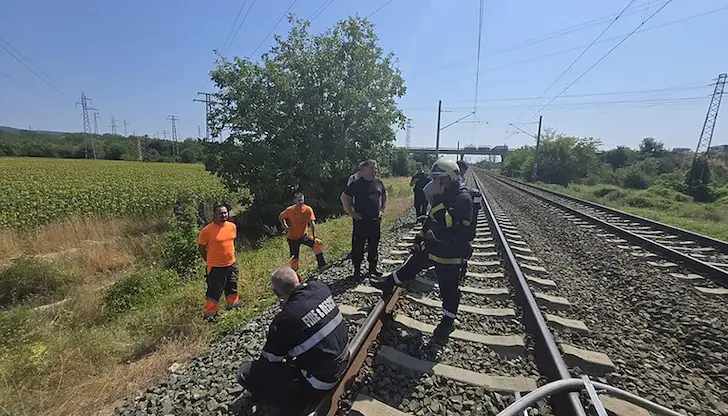 Машинистите успяха да откачат пламналата машина от вагоните Машинистите успяха да откачат пламналата машина от вагоните