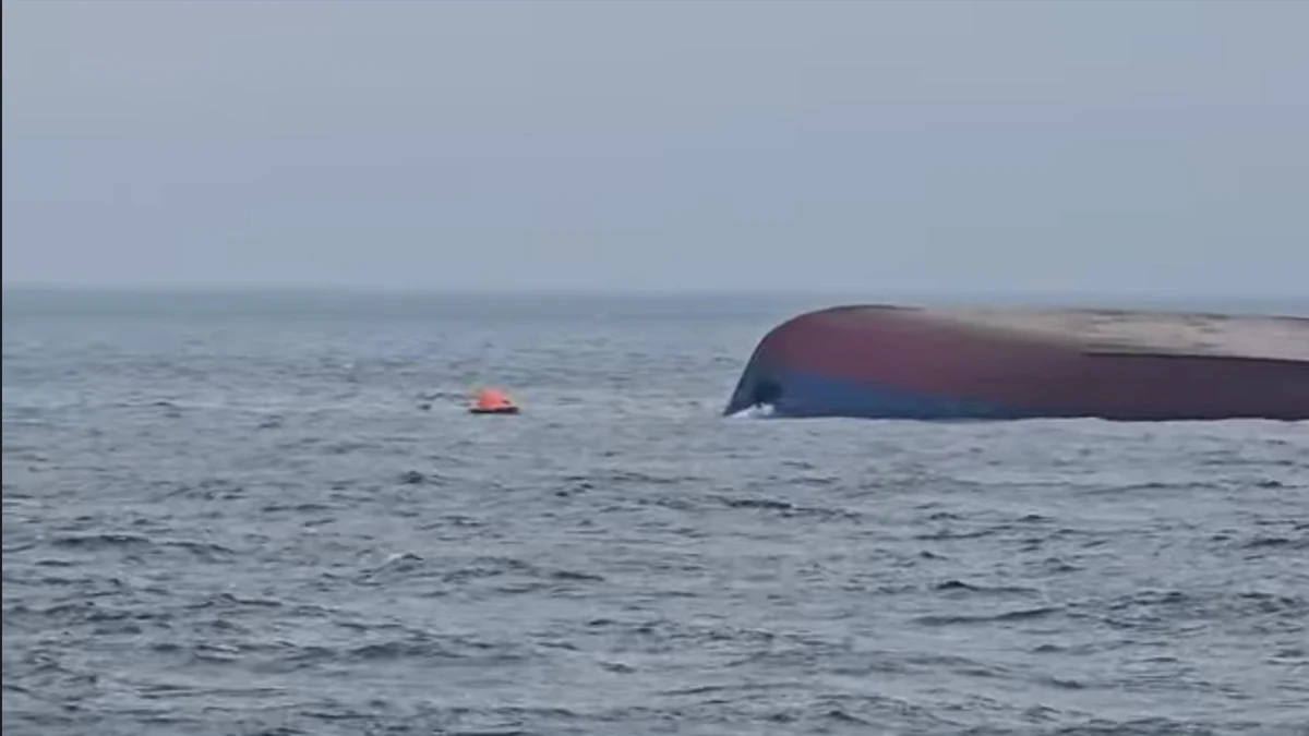 Търговски кораб се преобърна в Черно море след пожар
