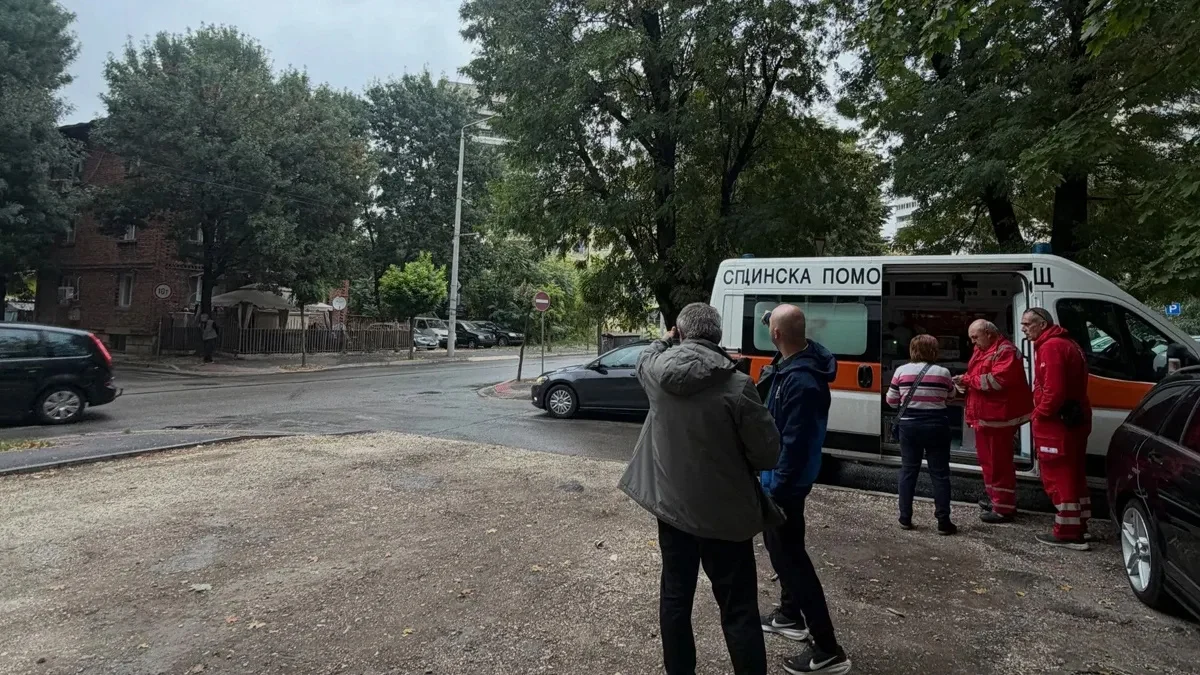 Кола блъсна баба и внуче на опасна пешеходна пътека в Русе