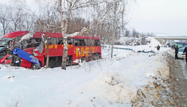 Катастрофиралите автобуси са на „Юнион Ивкони", пътувал по линията София - Варна, и на "Биомет", по линията Варна - София