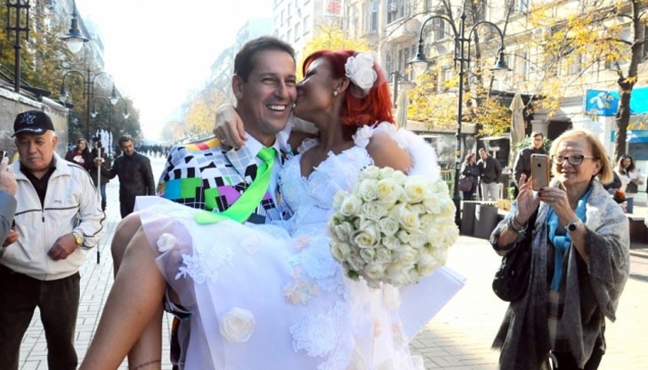 Румен Дунев изуми минувачите с нестандартен избор за сватбен костюм