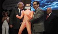 Подариха надуваема кукла на министър на икономиката