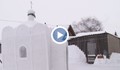 Мъж построи църква от сняг