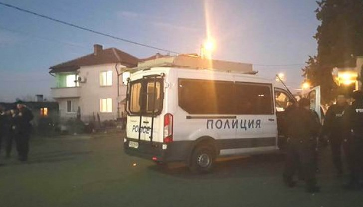 Пострадалият униформен е настанен в УМБАЛ-Бургас с фрактура на носа