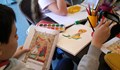 Деца прилагат рядка живописна техника, за да рисуват икони