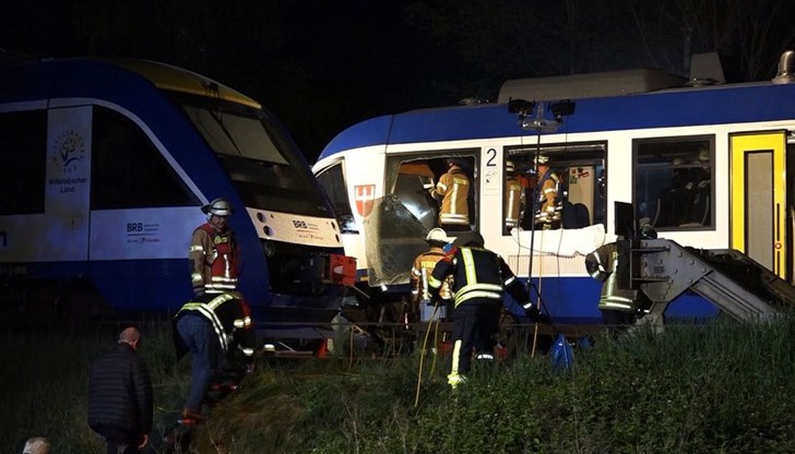 Загинали са двама души - машинистът на пътническия влак и една пътничка