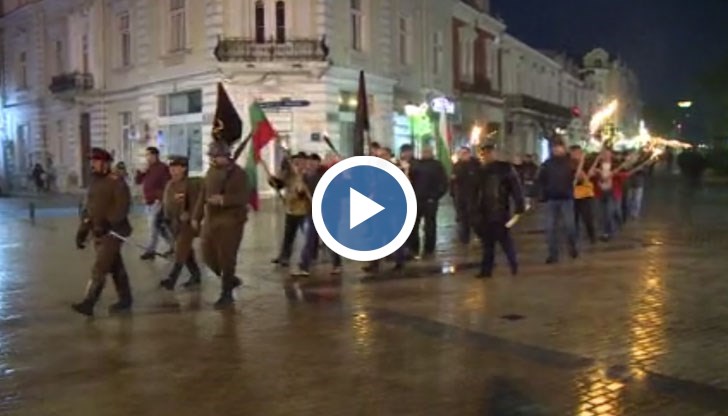 Десетки преминаха по централната улица "Александровска" със запалени факли