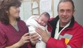 Момиченце, родено едва 850 грама, се срещна със спасителите си в Генерал Тошево