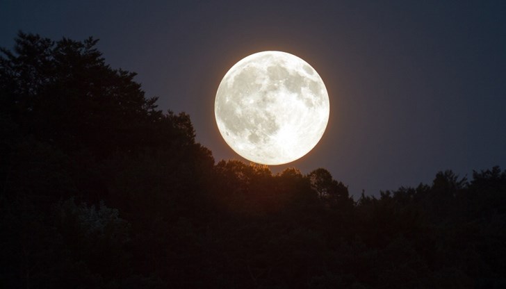 Луната ще бъде най-близо до Земята утре вечер, като всеки инч от повърхността й ще бъде ярко осветен от слънцето