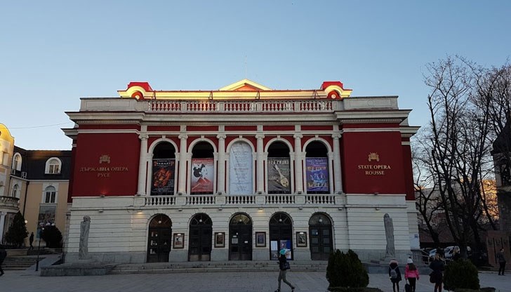 В навечерието на един от спектаклите на "Бохеми", на 20 октомври 2013 година клошар подпалил фоайето на Русенската опера