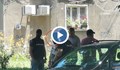 Маскирани полицаи изведоха свой колега с белезници от дома му