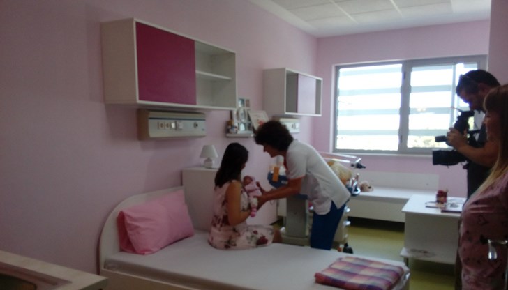В тази стая майките ще могат да направят плавен преход от болничната среда към отглеждането на бебето в среда много близка до семейния дом