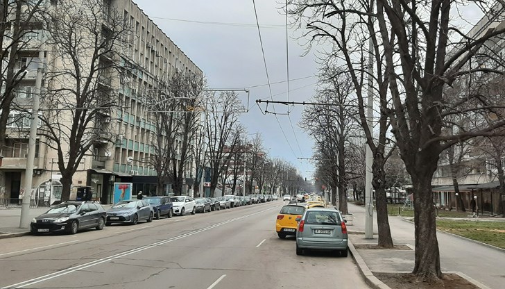 Нерегламентирана стоянка за таксита на улица "Борисова" в Русе