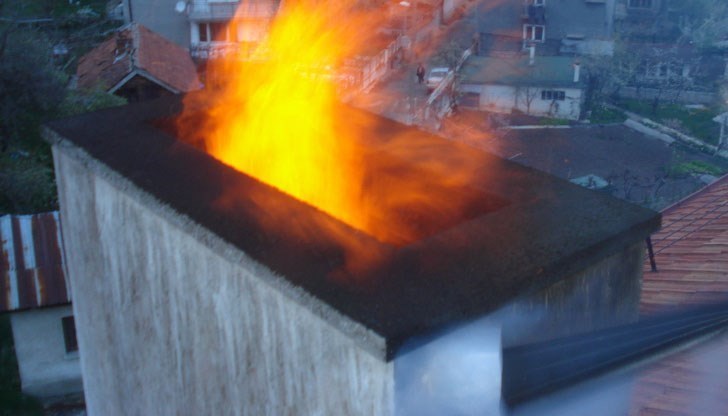 Заради запалена печка на първия етаж са се самозапалили саждите в коминното тяло