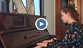 Русенска пианистка изнесе пролетен рецитал на живо от дома си
