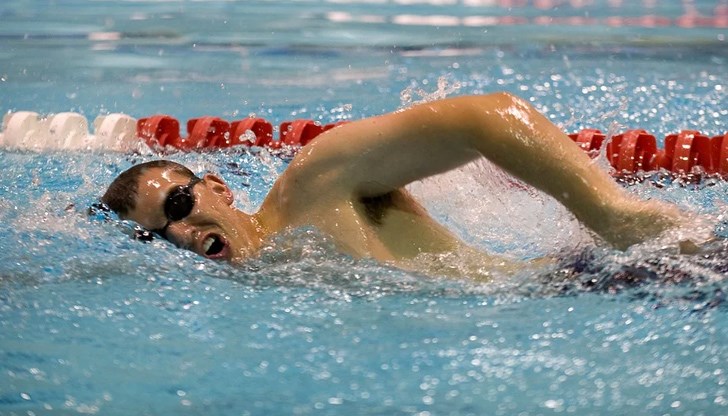 Изпитът се провежда на покрития плувен басейн на Спортно училище „Майор Атанас Узунов“