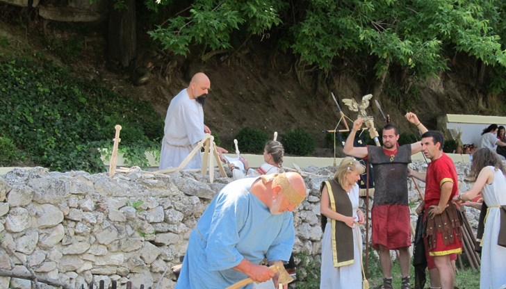 Историческите възстановки в крепостта привличат десетки туристи
