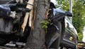 Кола се преобърна след удар в дърво на улица "Николаевска"