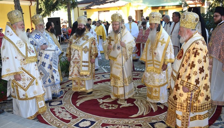 Архиерейско съслужение в Калипетрово и благословена 70-годишнина на отец Добри Чаков