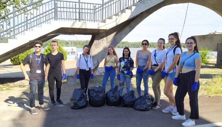 С примера си доброволците отправиха апел към русенци „Да запазим града си чист“