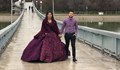 Булка с пищна рокля събра погледите по време на пандемия в Пловдив