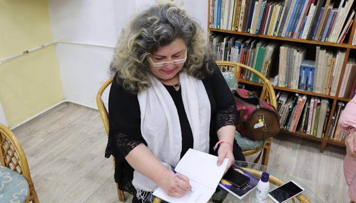 Русенска поетеса представи сборника си със стихове и философски импресии