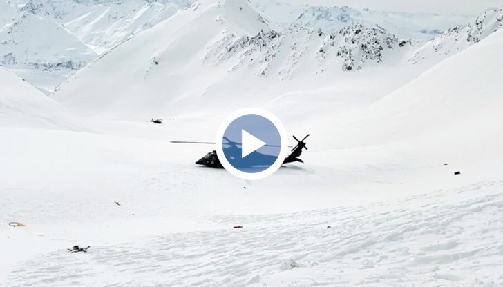 Снимки от мястото на катастрофата показват хеликоптера непокътнат на надморска височина от 1 676 метра