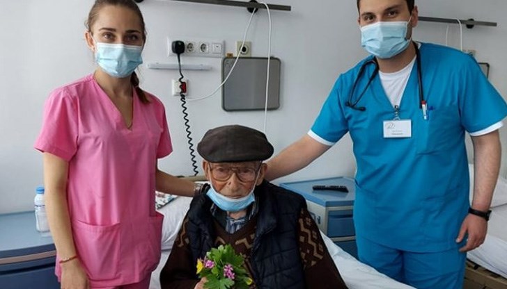 Васил Ганев се шегува, че бърза да го изпишат от болницата, защото "млада" съпруга го чака вкъщи