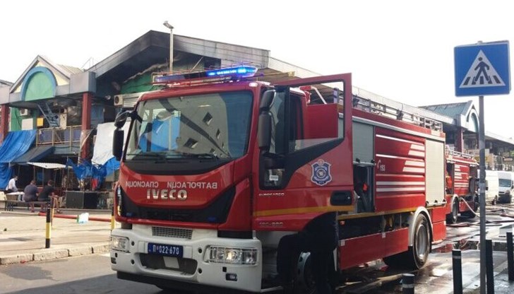 В петък сутринта, след седемчасова борба с огъня, пожарните екипи със 127 пожарникари и над 50 автомобила, са успели да овладеят стихията