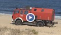 Германци къмпингуват с пожарна кола върху дюните на плаж Алепу
