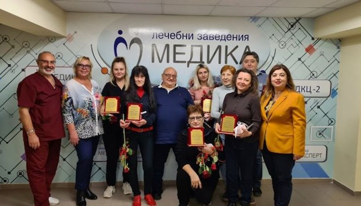 Управителят доц. д-р Кирил Панайотов връчи благодарствени плакети на лекаря, четирите медицински сестри и двете санитарки