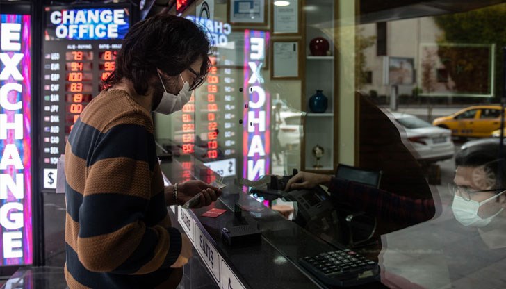 Турската лира загуби над 40% от стойността си от началото на годината