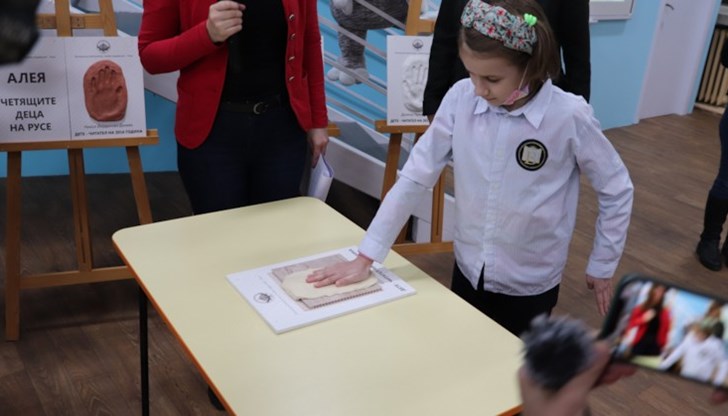 Калина Тиханова сложи отпечатъка си в Алеята на най-четящите деца на Русе