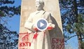 „Окървавиха“ ръцете на войника от паметника на съветската армия в Добрич