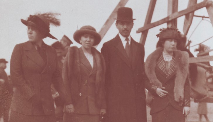 На фотоса се виждат младите съпрузи Мария и Петър Малчеви, в средата е Елисавета- сестра на Мария, а вляво е Добрица (вдовицата на Наум Никушев), майка на двете сестри Никушеви