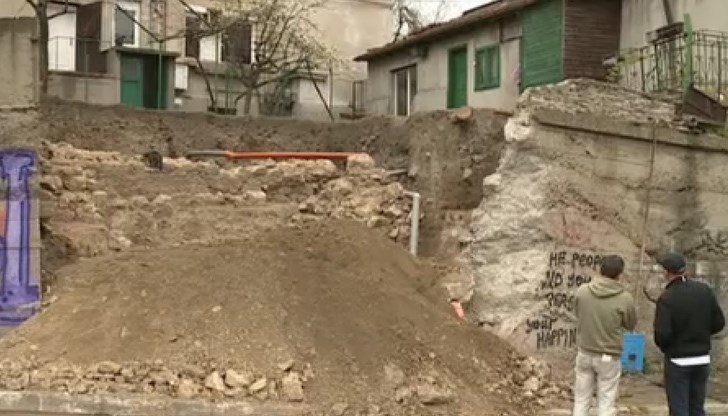 Археолозите премахват пластове пръст от двора на русенец, който е на метри от римския кастел „Сексагинта Приста“ и попадат на останки от 3 къщи