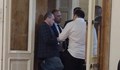 Депутати на ИТН и ПП водят разгорещен разговор в кулоарите на НС