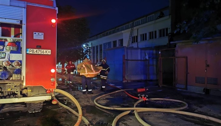 Осем пожарни гасиха огнената стихия в складово помещение на печатница